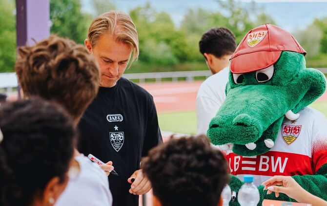 VfB-Legende Timo Hildebrand und Maskottchen Fritzle schrieben am Samstag in Weinstadt fleißig Autogramme.