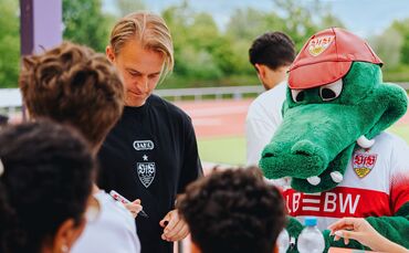 VfB-Legende Timo Hildebrand und Maskottchen Fritzle schrieben am Samstag in Weinstadt fleißig Autogramme.