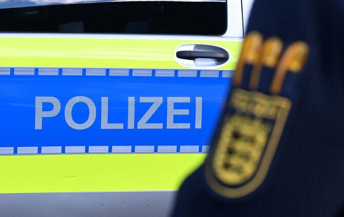 Die Polizei sucht nach Zeugen, die Hinweise zu dem bislang unbekannten Tatverdächtigen geben können. (Archivbild)