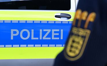 Die Polizei sucht nach Zeugen, die Hinweise zu dem bislang unbekannten Tatverdächtigen geben können. (Archivbild)
