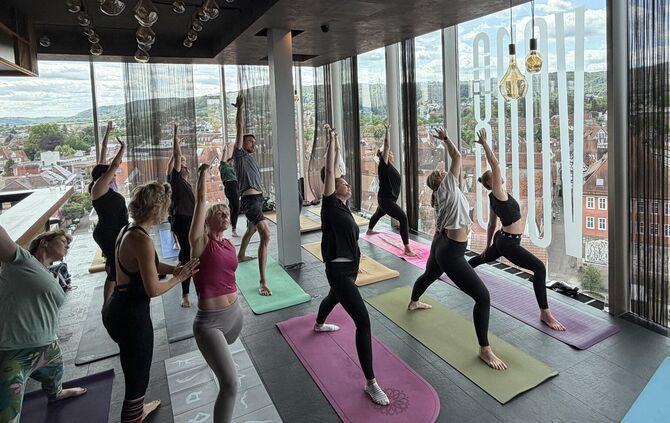 Die Event-Reihe „Rooftop Flow & Bowl“ über den Dächern von Schorndorf war von Anfang an gefragt: Die Teilnehmer am Vinyasa-Yoga