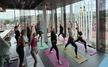 Die Event-Reihe „Rooftop Flow & Bowl“ über den Dächern von Schorndorf war von Anfang an gefragt: Die Teilnehmer am Vinyasa-Yoga 