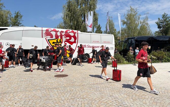 Der Mannschaftsbus ist beim Teamhotel angekommen.