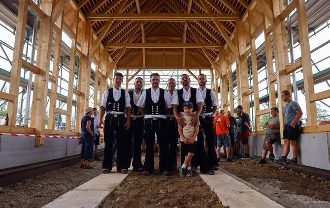 Richtfest für den Fachwerk-Neubau am Bahnhof Welzheim gegenüber Lidl – die Zimmerer von Holzbau Kurz (Asperglen) freuen sich übe