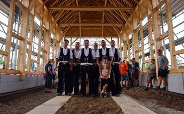 Richtfest für den Fachwerk-Neubau am Bahnhof Welzheim gegenüber Lidl – die Zimmerer von Holzbau Kurz (Asperglen) freuen sich übe