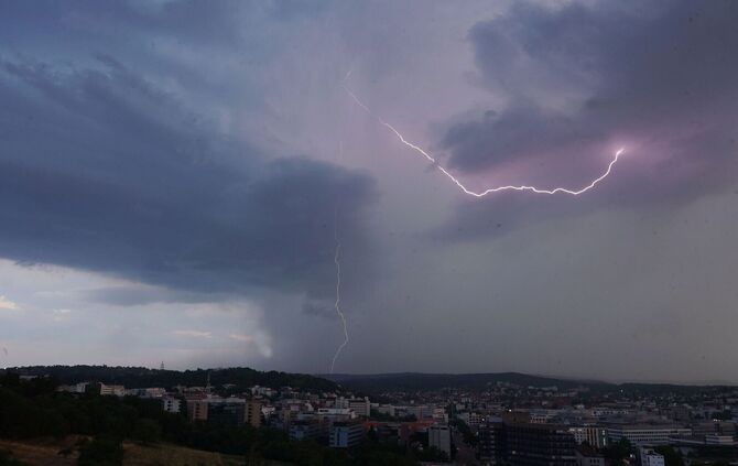 Die Hitze bringt zunehmend teils heftige Gewitter mit sich. (Archivfoto)
