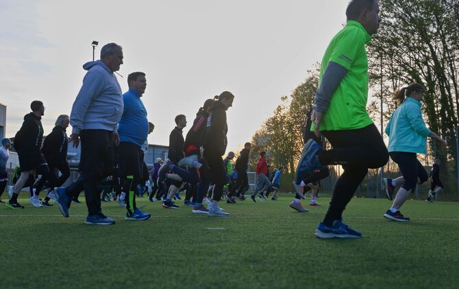 Sie zählen zum festen Programm bei jedem Lauf-geht's-Gruppentraining (hier in Winterbach): Mobilitäts- und Stabilitätsübungen.