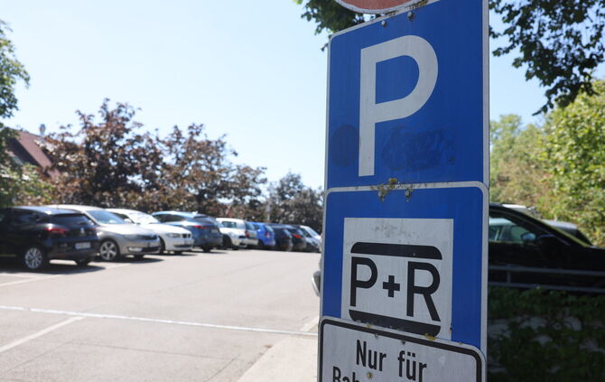 Der Park-and-Ride-Parkplatz am Bahnhof ist bei Winnender S-Bahn-Pendlern beliebt, die zum Beispiel in Stuttgart oder Backnang ar