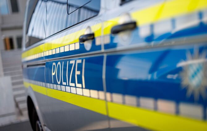 Die Polizei sucht weiterhin nach Zeugen, die Angaben zu dem flüchtigen Autofahrer machen können. (Symbolbild)