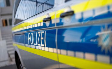 Die Polizei sucht weiterhin nach Zeugen, die Angaben zu dem flüchtigen Autofahrer machen können. (Symbolbild)