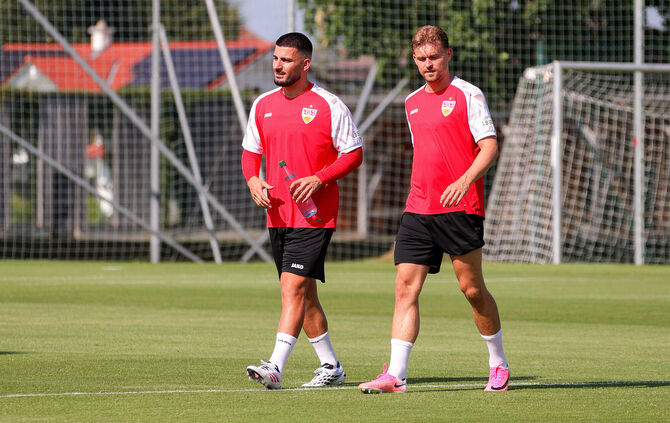 Deniz Undav (links) und Maximilian Mittelstädt auf dem Weg zum Trainingsplatz.