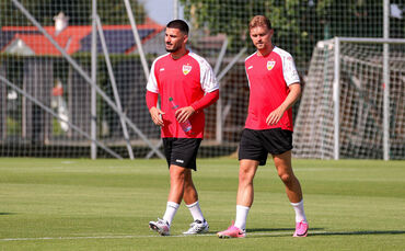 Deniz Undav (links) und Maximilian Mittelstädt auf dem Weg zum Trainingsplatz.