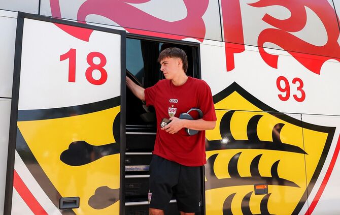 Neuzugang Leo Sauer ist das erste Mal im Kreise der VfB-Mannschaft.