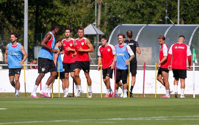 Die VfB-Profis beim Warm-up.