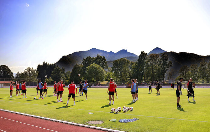 Herrliches Bergpanorama beim VfB-Training am Montagnachmittag.