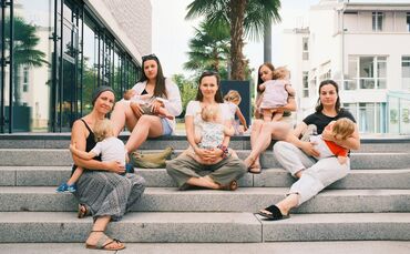 Fünf Mamas setzen sich fürs Stillen in der Öffentlichkeit ein.