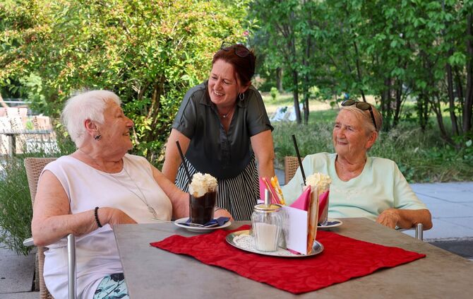 Eiskaffee ist bei den Bewohnerinnen Hilde Bürkle (links) und Gertraud Bader (ganz rechts) im Haus im Schelmenholz bei der Hitze