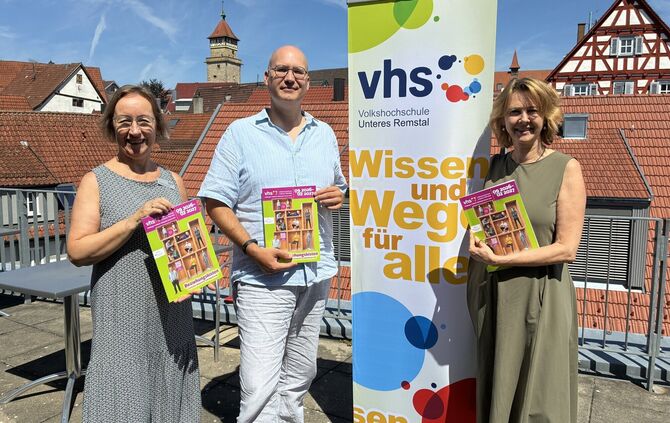 Fachbereichsleiterin Christina Dongus, Psychologe und ausgebildeter Psychotherapeut Patrick Metzner und VHS-Leiterin Dr. Stefani