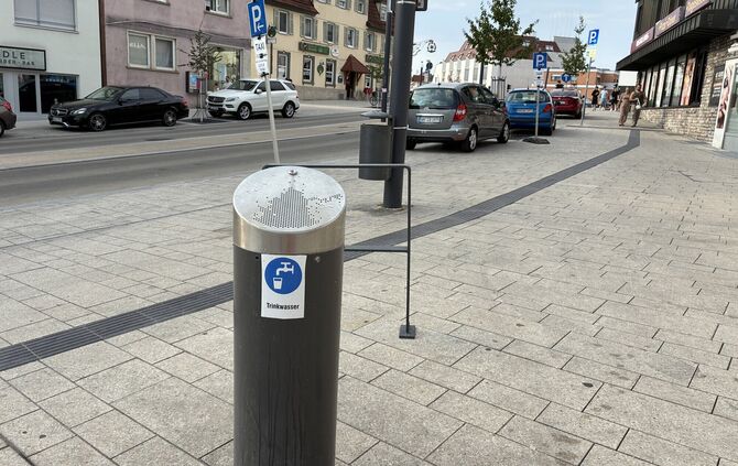 Der öffentliche Trinkbrunnen auf dem Holzmarktplatz an der Ringstraße. Ob er überflüssig ist oder es mehr davon geben sollte? Di