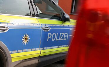 Ein Lkw sowie zwei Pkw waren an dem Unfall beteiligt (Symbolfoto).