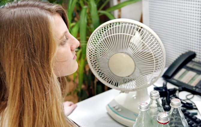 Ventilatoren sind ein beliebtes, weil auch günstiges Mittel, um sich im Sommer abzukühlen. Effektiver (und leiser) sind Klimaanl