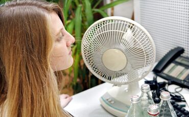Ventilatoren sind ein beliebtes, weil auch günstiges Mittel, um sich im Sommer abzukühlen. Effektiver (und leiser) sind Klimaanl