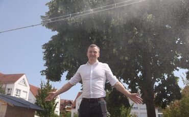 Der Marktplatz von Plüderhausen hat einen Sprühnebel bekommen. Bürgermeister Benjamin Treiber gefällt's.
