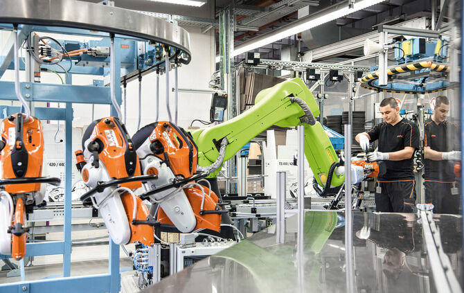 Am Ende der Produktionslinie für Trennschleifer im Stihl-Werk 2 unterstützt ein kollaborativer Industrie-Roboter die Mitarbeiten