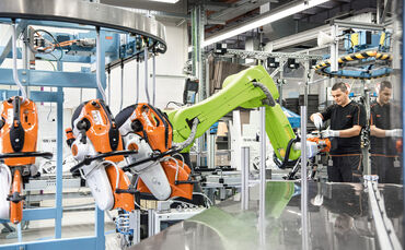 Am Ende der Produktionslinie für Trennschleifer im Stihl-Werk 2 unterstützt ein kollaborativer Industrie-Roboter die Mitarbeiten