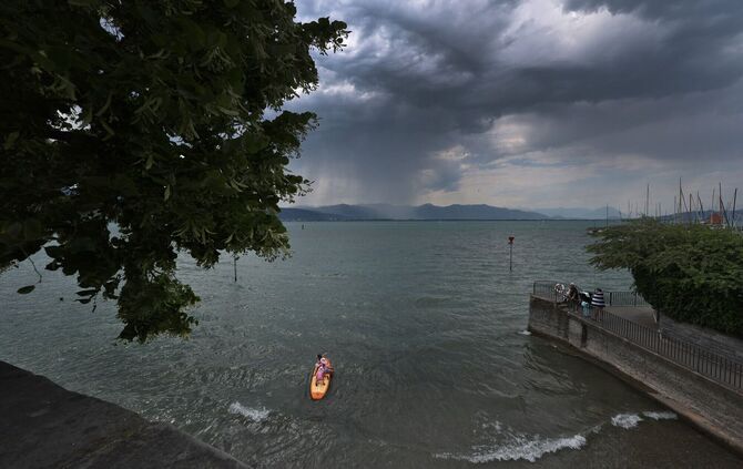 Bei stürmischem Wetter waren die ersten Menschen bereits von dem Floß ins Wasser gefallen. (Symbolbild)