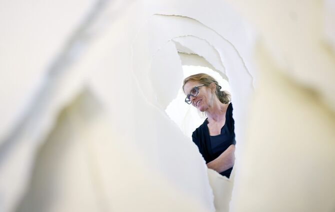 Die Papierbildhauerin Angela Glajcar hat eine ihrer Skulpuren schon einmal in der Michaelskirche ausgestellt. Nun ist sie zurück