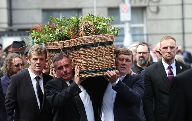 Irischer Musiker und Oscar-Preisträger Glen Hansard beerdigt