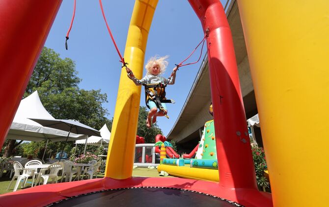 "Leicht wie eine Feder" - Kinder können im Hüpfburgenpark "Funny Jump" ausgelassen hüpfen und Spaß haben.