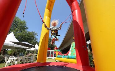 "Leicht wie eine Feder" - Kinder können im Hüpfburgenpark "Funny Jump" ausgelassen hüpfen und Spaß haben.