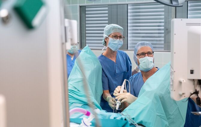 Dr. Jens Haßfeld (rechts) und Dr. Eva Fürner sehen beim Einsatz der Sonata-Methode das Myom auf dem Bildschirm. Die Wucherung in