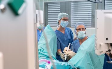 Dr. Jens Haßfeld (rechts) und Dr. Eva Fürner sehen beim Einsatz der Sonata-Methode das Myom auf dem Bildschirm. Die Wucherung in