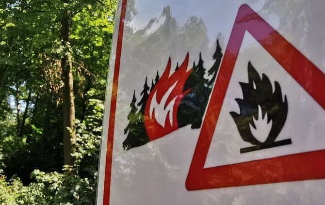 Kein offenes Feuer erlaubt: Wer derzeit in Wald und Feld raucht, grillt oder sonstwie Glut und Funkenflug riskiert, könnte alles