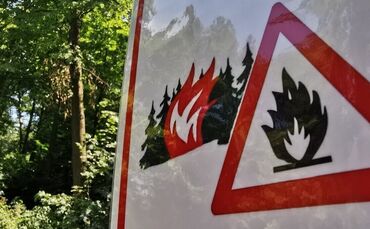 Kein offenes Feuer erlaubt: Wer derzeit in Wald und Feld raucht, grillt oder sonstwie Glut und Funkenflug riskiert, könnte alles