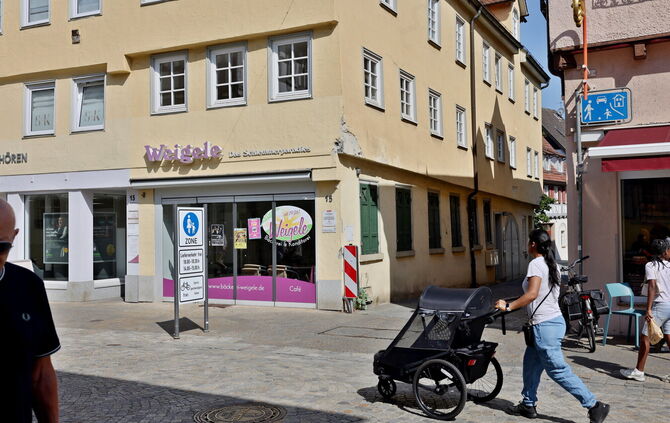Nach der Insolvenz von Bäcker Weigele stand der Laden lange leer. Nun wird das Gebäude, das der Kirche gehört, verkauft.