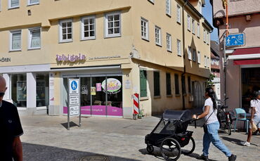 Nach der Insolvenz von Bäcker Weigele stand der Laden lange leer. Nun wird das Gebäude, das der Kirche gehört, verkauft.