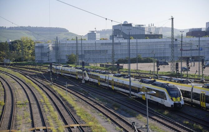 Dies ist das Bahnhofsgelände von Heilbronn. Es spielt eine wichtige Rolle in einer Geschichte über eine Zugreise von Ansbach nac