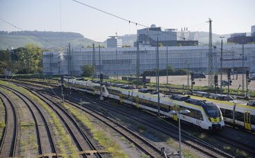 Dies ist das Bahnhofsgelände von Heilbronn. Es spielt eine wichtige Rolle in einer Geschichte über eine Zugreise von Ansbach nac