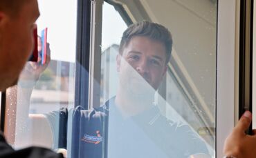 Anbringen einer reflektierenden Schutzfolie am Fenster: Felix Wiesner zeigt, wie es geht.
