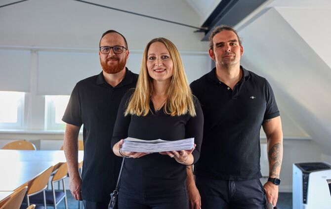 Conrad Zeller (l.), Bianca und Michael Haas von der Bürgerinitiative vor der Übergabe der gesammelten Unterschriften im Rathaus.