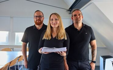 Conrad Zeller (l.), Bianca und Michael Haas von der Bürgerinitiative vor der Übergabe der gesammelten Unterschriften im Rathaus.