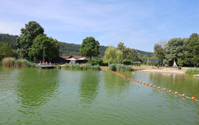 Aktuell 27 Grad Wassertemperatur (Stand 05.08.): der Plüderhäuser See.