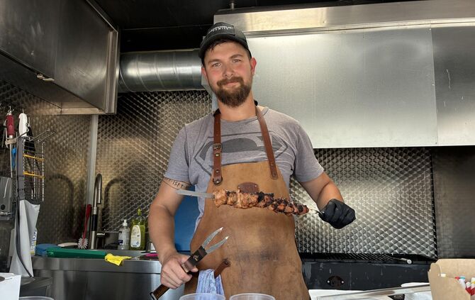 Artur Gräfenstein hat sich mit seinem Foodtrailer selbstständig gemacht.