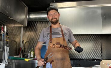 Artur Gräfenstein hat sich mit seinem Foodtrailer selbstständig gemacht.