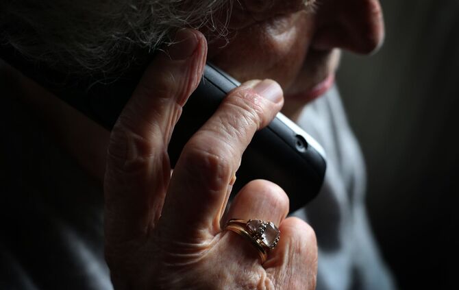 Die Polizei rät, sich am Telefon nicht unter Druck setzen zu lassen und niemals Geld oder Wertgegenstände an Unbekannte auszuhän