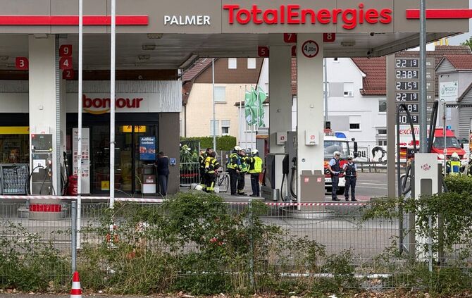 Einsatzkräfte der Polizei sowie der Feuerwehr an der Tankstelle in Weinstadt.